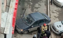 Легковушка влетела в фасад магазина