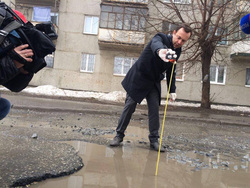 Свердловский депутат проверил качество ремонта асфальта