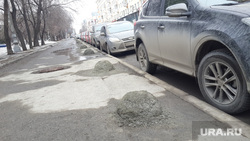 Ряд из рассыпавшихся полусфер упирается в ближайший перекресток