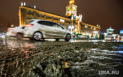 Даже центр Екатеринбурга утопает в грязи