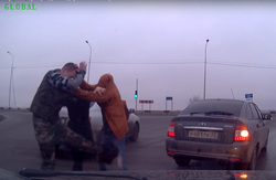 В Тюмени нервные водители устроили драку на дороге