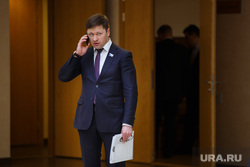 Заседание заксобрания Свердловской обл. Екатеринбург, семеновых сергей, говорит по телефону
