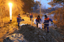 Спасатели сооружают дамбы
