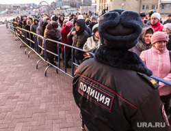 Мощи Матроны. Магнитогорск, ограждение, забор, толпа