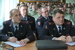 Начальник наркополицейских Евгений Савченко смотрел на бывших подчиненных из президиума