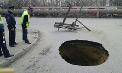 Провал асфальта в Кургане