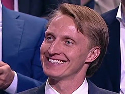 Конькобежец Иван Скобрев стал звездой Рунета благодаря лучезарной улыбке, с которой слушал главу государства