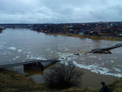 В Верхотурье ушел под воду подвесной мост
