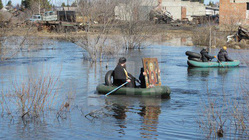 В Омской области провели крестный ход на лодках