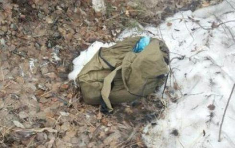 Рюкзак, обнаруженный недалеко от железнодорожных путей в Сургуте