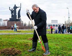 Виктор Басаргин не постеснялся надеть резиновые сапоги и почистить газон