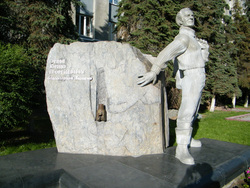 Памятник Раулю-Юрию Георгиевичу Эрвье, организатору широкомасштабных геологоразведочных работ в Тюменской области