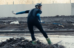 Профессиональный вэйкбордист летит по грязи на дорогах в Челябинске