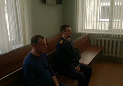 В зале суда Константин Никаноров сидит без наручников