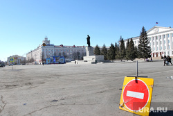 Площадь Ленина, сцена. Курган , площадь ленина, дорожный знак, проезд закрыт