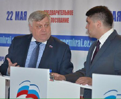 Александр Василенко (слева) уже выстрелил на дебатах
