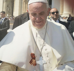 Папа Римский сам прикрепил к одеянию георгиевскую ленточку