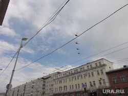 Военная авиация пролетела очень близко к крышам офисных зданий в центре Екатеринбурга