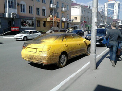 Машину окатило желтой краской