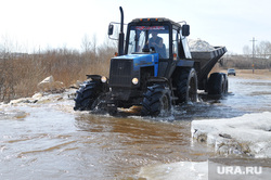 Паводок. Челябинская область, трактор, паводок, наводнение, потоп