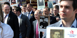 Президент Владимир Путин с портретом своего отца прошел в "Бессмертном полку".