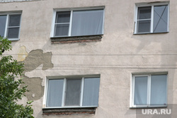 Демонтаж козырьков Красина 68 Курган, окна дома, отвалившаяся штукатурка