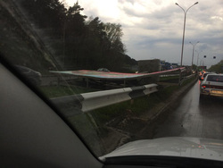 Ураган в Екатеринбурге сбивал даже щиты формата 3 на 6, расположенные на кольцовской трассе