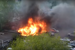 Летнее кафе и припаркованные рядом автомобили сгорели в Магнитогорске