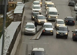 В Тюмени крыша с перехода упала на автомобили