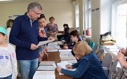 «Усилия партии дали результат!». Пермский мэр привел семью на праймериз. ФОТО