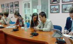 На встречу пригласили и участниц праймериз Гульнару Прадедову и Марию Полякову. Девушки вели с заседания прямую трансляцию в «Фейсбук» (деятельность запрещена в РФ)