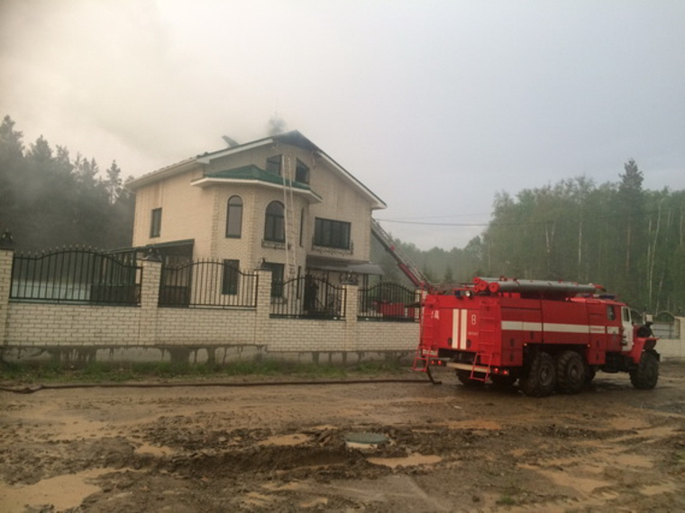 Пожарные спасли дом учительницы из Златоуста