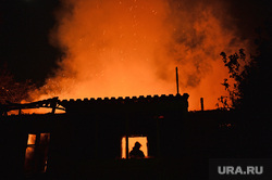 Мариуполь. Мародерство и пожар в поспешно оставленной военными воинской части. Украина, пожар, силуэт, вечер