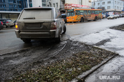 Грязь на улицах Екатеринбурга, непогода, парковка на газоне, грязь, дождь