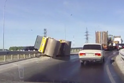 На развязке в Тюмени каток "прилег" на ограждение моста
