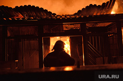 Мариуполь. Мародерство и пожар в поспешно оставленной военными воинской части. Украина, пожар, ночной, огонь, вечер