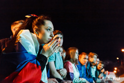 Матч Россия-Алжир, трансляция в ЦПКиО. Екатеринбург, девушка, молитва, болельщики, флаг россии
