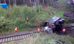 Грузовик пробил ограждение моста и упал на железнодорожные пути