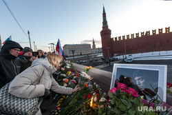 Марш Немцова. Москва, плакаты, траур, немцов мост, кремлевская стена, цветы