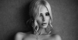 Тюменская фотомодель позирует на снимке для рекламы студии красоты