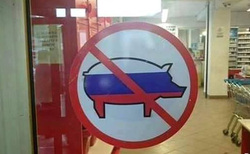 Наклейка со свиньей, окрашенная в цвета флага России, висит на всех заведениях