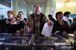 Референдум в Мариуполе. Горящее здание Горисполкома. Украина, голосование, урна для голосования