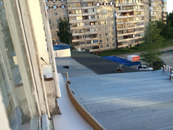 Мужчина упал на крышу магазина