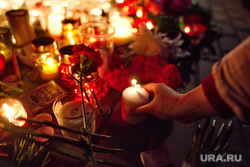 Цветы в память о жертвах терактов в Париже у посольства Франции. Москва, свечи, траур