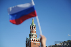 Концерт по случаю Дня России на Красной площади. Москва, спасская башня, флаг, кремль