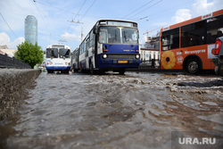 Потоп на мосту на улице Малышева в Екатеринбурге, автобус, общественный транспорт, наводнение, потоп, бц высоцкий