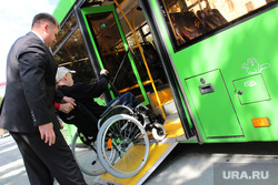 Презентация низкопольногоавтобусаКурган, инвалид-колясочник, низкопольный автобус