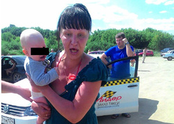 Фотографии  пьяной матери выложили в социальные сети возмущенные очевидцы