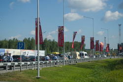 Перед въездом на территорию «Екатеринбург-ЭКСПО» огромная пробка с самого утра