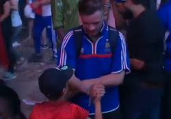 Португальский мальчик утешил плачущего французского фаната после финала «Евро». ВИДЕО